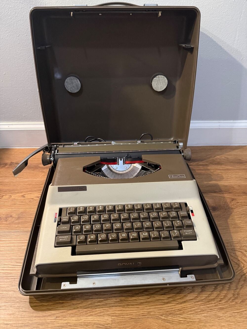 ⌨️ Vintage Royal 1200 Electric Portable Typewriter Award Series w/ Case